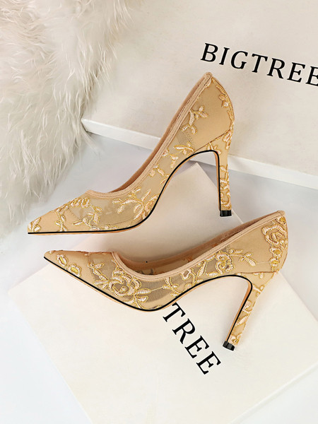 Elegáns női cipő hímzéssel