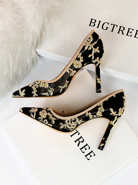 Elegáns női cipő hímzéssel