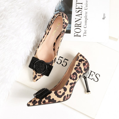 Állatmintás, fém kockás női cipő