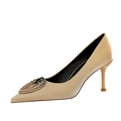 Stílusos női hegyes cipő kövekkel