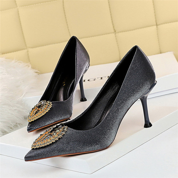 Stílusos női hegyes cipő kövekkel