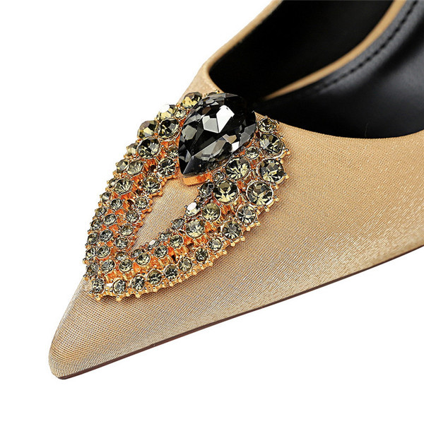 Stílusos női hegyes cipő kövekkel