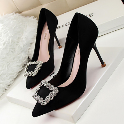 Női modern velúr cipő csattal és kövekkel