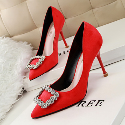 Női modern velúr cipő csattal és kövekkel