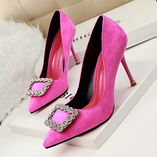 Női modern velúr cipő csattal és kövekkel