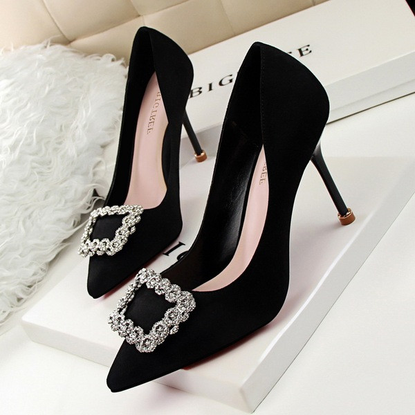 Női modern velúr cipő csattal és kövekkel