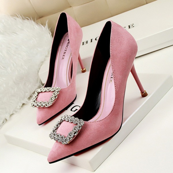 Női modern velúr cipő csattal és kövekkel