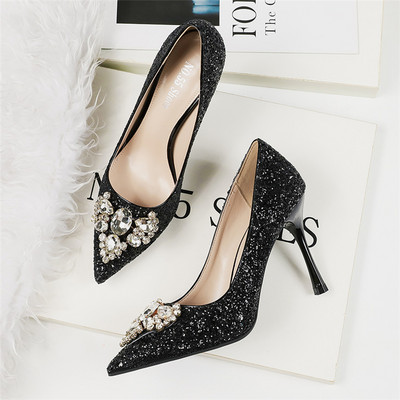 Fényes hatású, díszítő kövekkel díszített elegáns női cipő