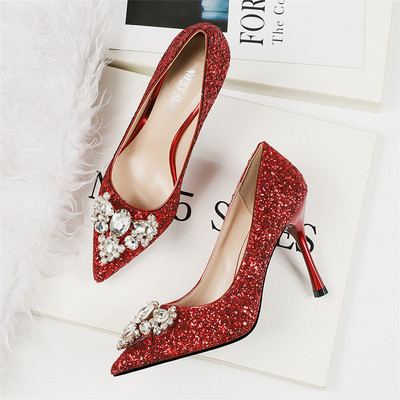 Fényes hatású, díszítő kövekkel díszített elegáns női cipő