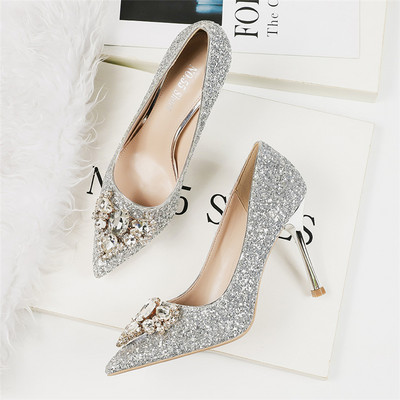 Fényes hatású, díszítő kövekkel díszített elegáns női cipő