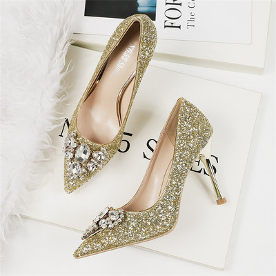 Fényes hatású, díszítő kövekkel díszített elegáns női cipő