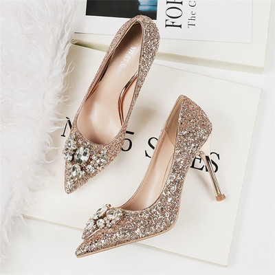 Fényes hatású, díszítő kövekkel díszített elegáns női cipő