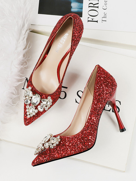 Fényes hatású, díszítő kövekkel díszített elegáns női cipő