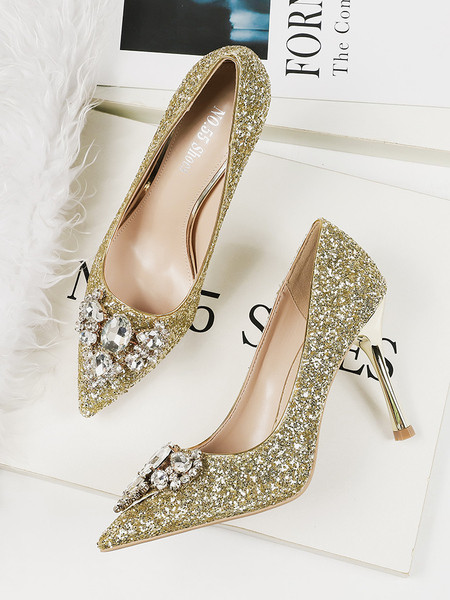 Fényes hatású, díszítő kövekkel díszített elegáns női cipő