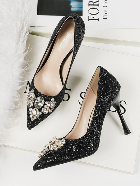 Fényes hatású, díszítő kövekkel díszített elegáns női cipő