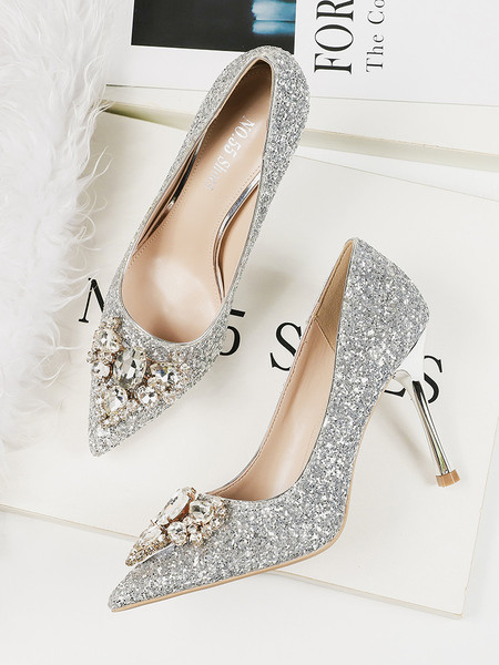 Fényes hatású, díszítő kövekkel díszített elegáns női cipő