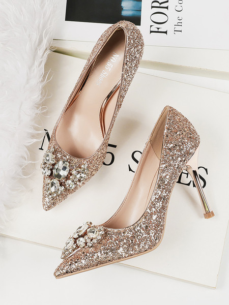 Fényes hatású, díszítő kövekkel díszített elegáns női cipő