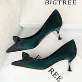 Aktuális női cipő hegyes modell kövekkel és szalaggal