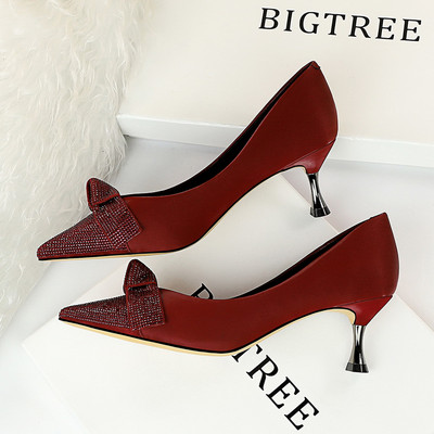 Aktuális női cipő hegyes modell kövekkel és szalaggal