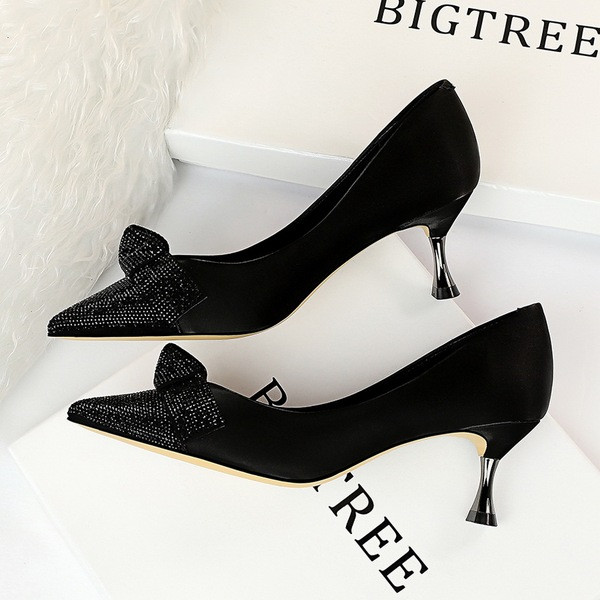 Aktuális női cipő hegyes modell kövekkel és szalaggal