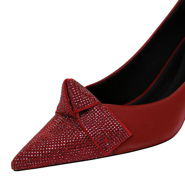 Aktuális női cipő hegyes modell kövekkel és szalaggal