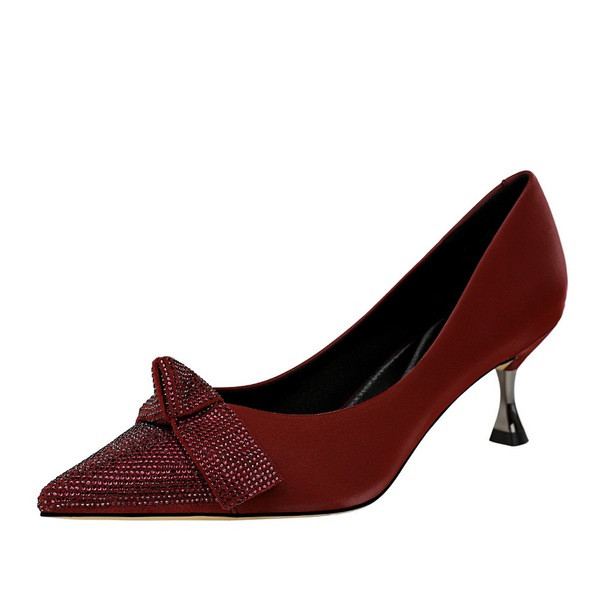 Aktuális női cipő hegyes modell kövekkel és szalaggal