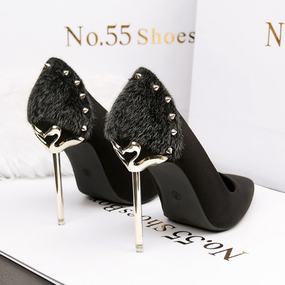 Γυναικεία παπούτσια σουέτ με μεταλλικά τρούξ και γούνα