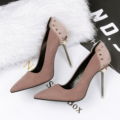 Γυναικεία παπούτσια σουέτ με μεταλλικά τρούξ και γούνα