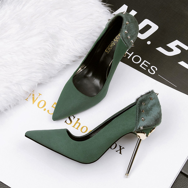 Γυναικεία παπούτσια σουέτ με μεταλλικά τρούξ και γούνα 