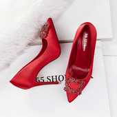 Elegáns szatén cipő csatos díszítéssel és kövekkel