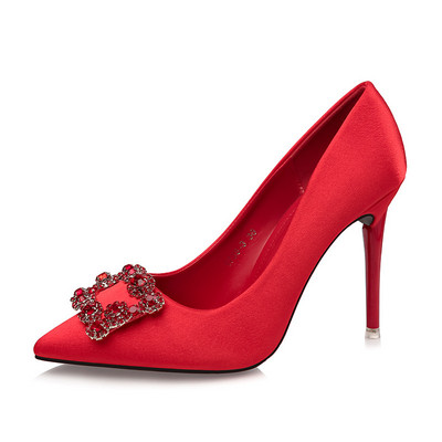 Elegáns szatén cipő csatos díszítéssel és kövekkel