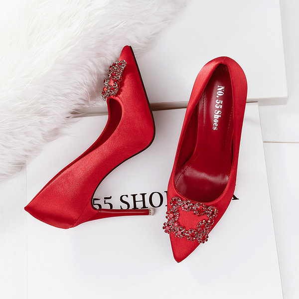 Elegáns szatén cipő csatos díszítéssel és kövekkel