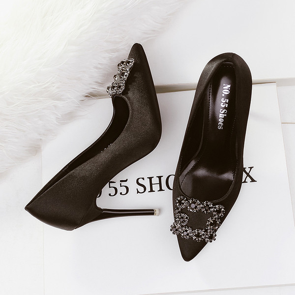 Elegáns szatén cipő csatos díszítéssel és kövekkel