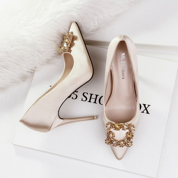 Elegáns szatén cipő csatos díszítéssel és kövekkel