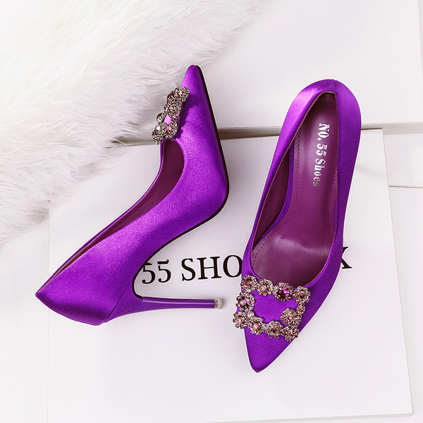 Elegáns szatén cipő csatos díszítéssel és kövekkel