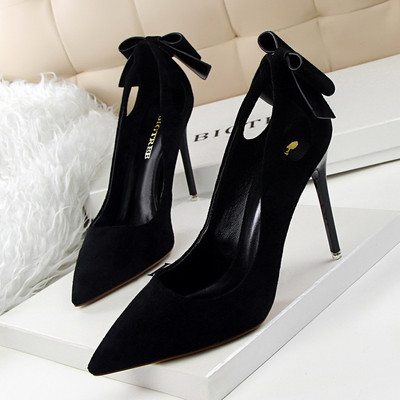 női velúr cipő kivágásokkal és szalaggal