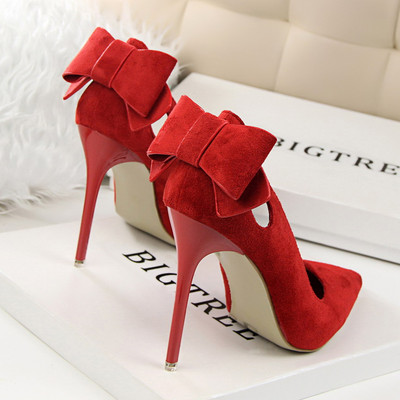 női velúr cipő kivágásokkal és szalaggal