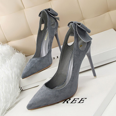 női velúr cipő kivágásokkal és szalaggal