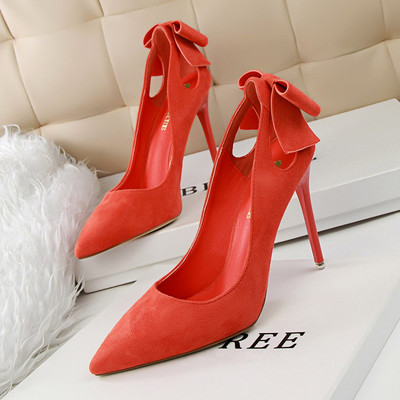 női velúr cipő kivágásokkal és szalaggal