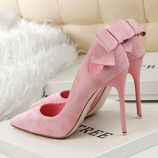 női velúr cipő kivágásokkal és szalaggal