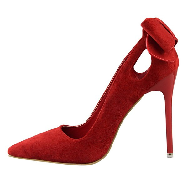 női velúr cipő kivágásokkal és szalaggal