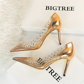 Átlátszó női magassarkú cipő