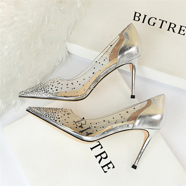 Átlátszó női magassarkú cipő