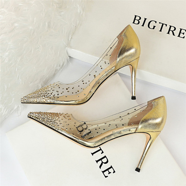 Átlátszó női magassarkú cipő