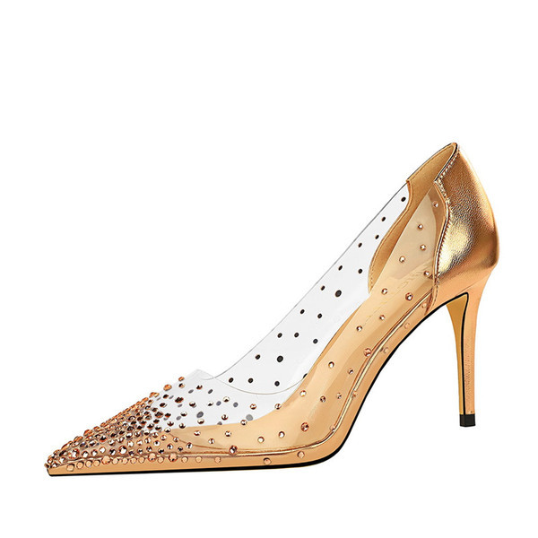 Átlátszó női magassarkú cipő