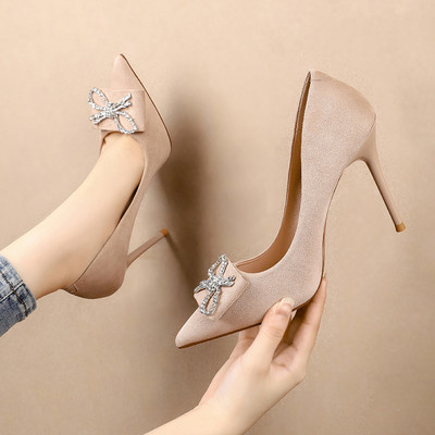 Stílusos női cipő kövekkel és 10 cm-es sarokkal