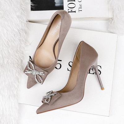 Stílusos női cipő kövekkel és 10 cm-es sarokkal