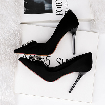 Stílusos női cipő kövekkel és 10 cm-es sarokkal