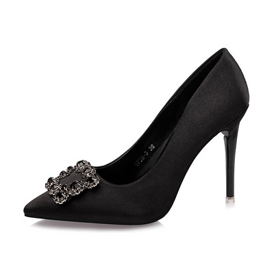 Elegantne ženske cipele s kamenčićima i kopčom