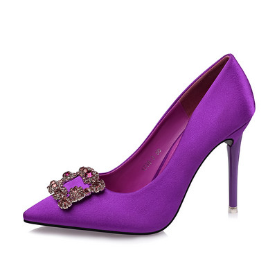 Elegantne ženske cipele s kamenčićima i kopčom